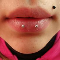 Horizontal Labret